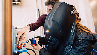 Simulation as training: Welding helmet with integrated screen and plastic block instead of welding nozzle